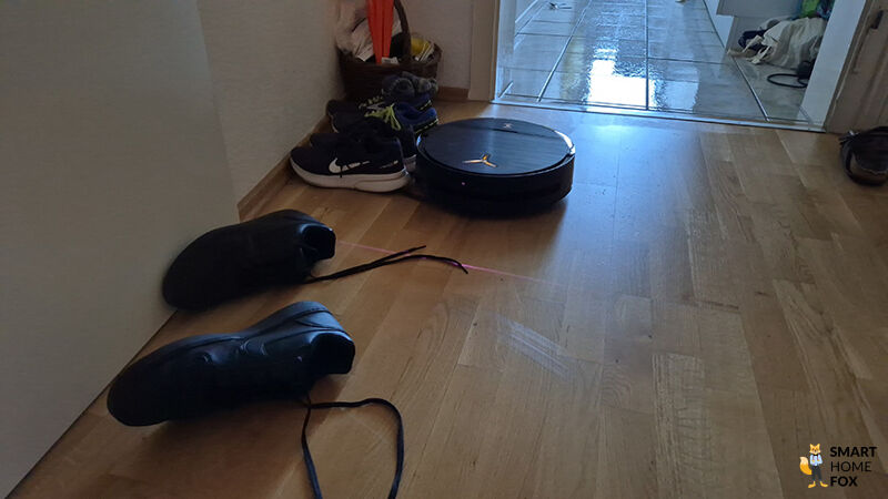 Der DEEBOT X9 PRO OMNI umfährt Objekt im Test.